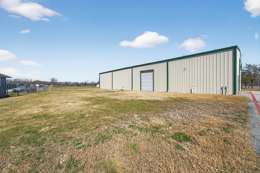More Photos Of 15377 N Highway 34, Terrell Flex For Sale