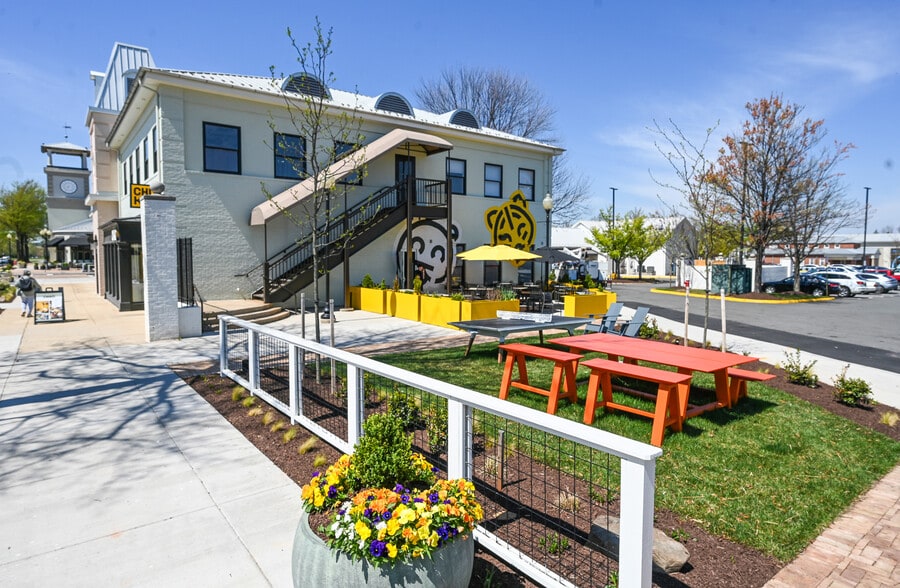 More Photos Of 21050 Southbank St, Sterling Unknown For Lease