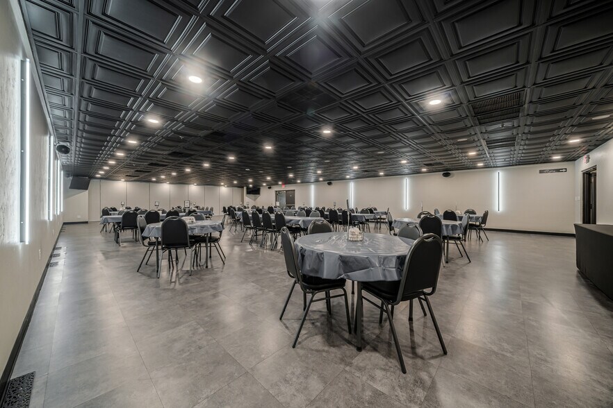 More Photos Of 689 Broadway, Berlin Restaurant For Sale
