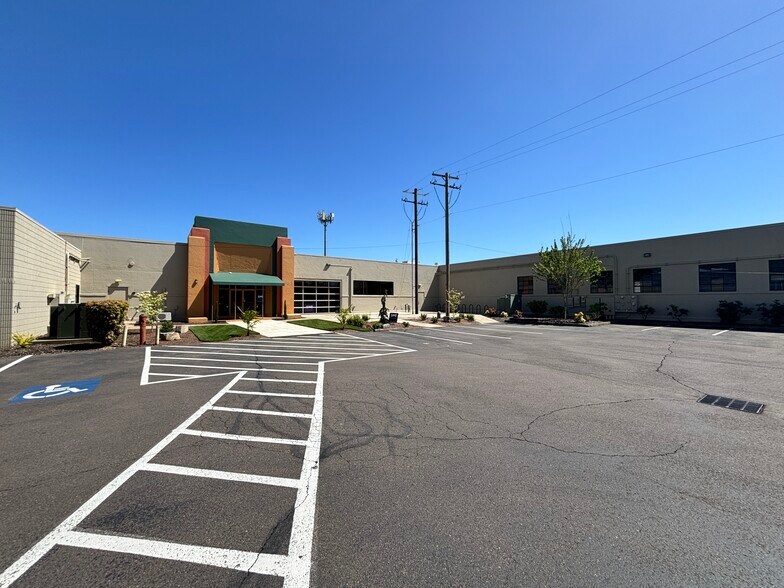 More Photos Of 576 Patterson St NW, Salem Warehouse For Lease