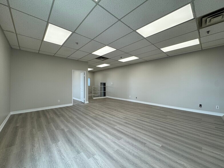 More Photos Of 25 Heritage Rd, Markham Warehouse For Lease
