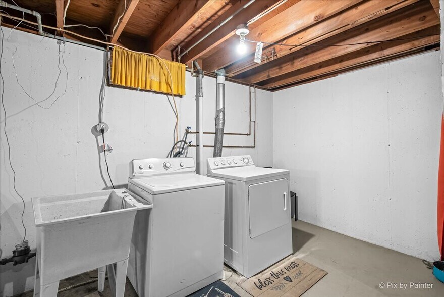 More Photos Of 124 E Oak Knoll Dr, Hampshire Office Residential For Sale