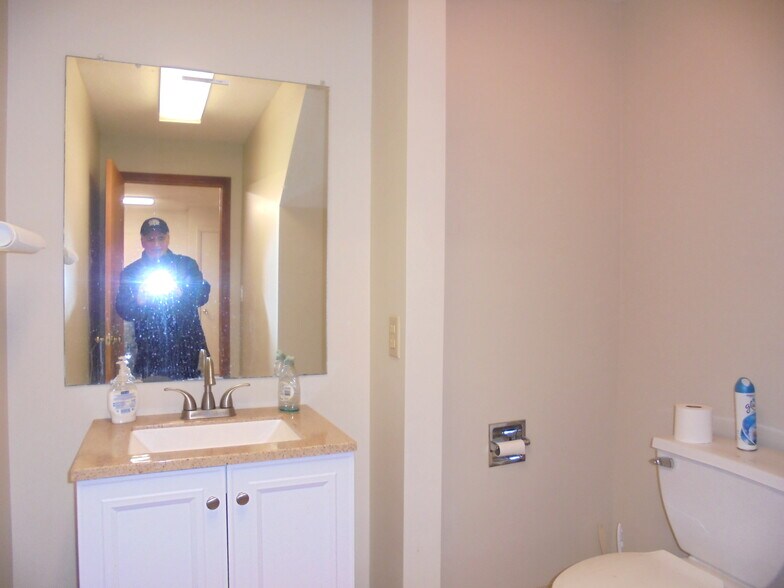 More Photos Of 256 Main St, East Windsor Research And Development For Sale