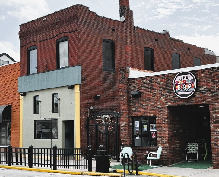 More Photos Of 7 S High St, Belleville General Retail For Sale