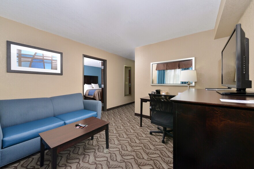 More Photos Of 3675 S 6th St, Springfield Hotel For Sale