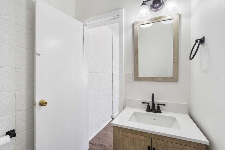 More Photos Of 1464 E Commercial St, Springfield Loft Creative Space For Lease