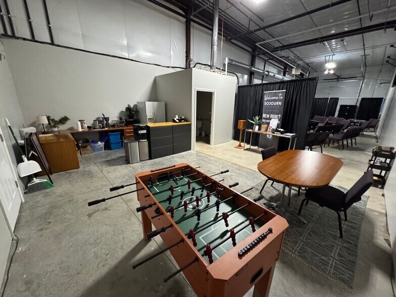 More Photos Of 912-922 E Warren St, Gardner Industrial For Lease
