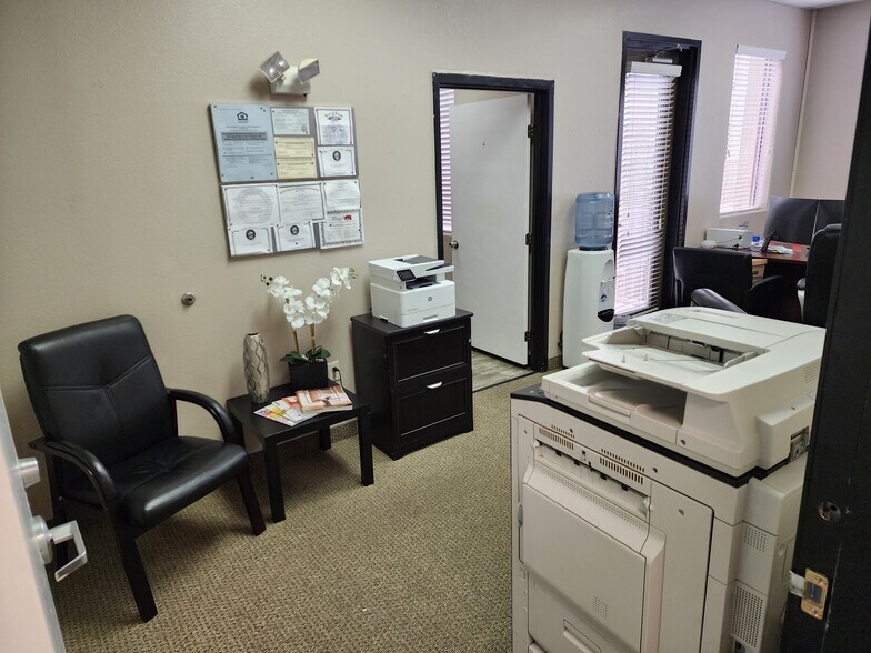 More Photos Of 8867 W Flamingo Rd, Las Vegas Office For Sale