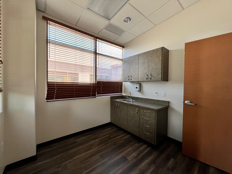 More Photos Of 9179 W Thunderbird Rd, Peoria Medical For Sale