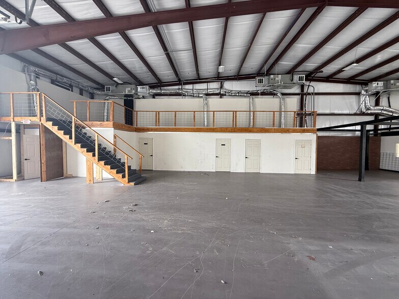 More Photos Of 13027 Harmon Rd, Fort Worth Warehouse For Lease