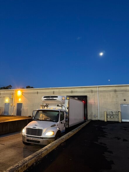 More Photos Of 671-697 N James Rd, Columbus Warehouse For Lease