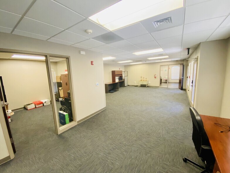 More Photos Of 1619 E Common St, New Braunfels Office For Sale
