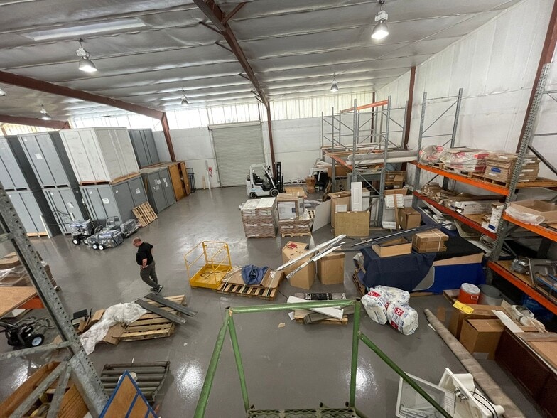 More Photos Of 3306 Waterfield Rd, Lakeland Warehouse For Lease