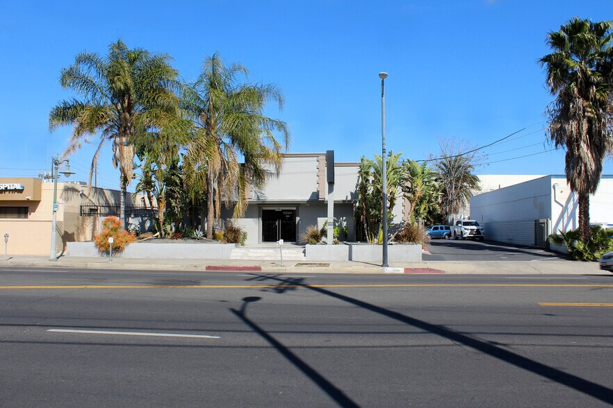 More Photos Of 6944 Reseda Blvd, Reseda Freestanding For Lease