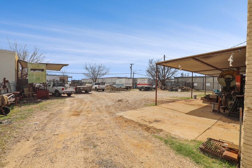 More Photos Of 3616-3618 Dividend Dr, Garland Manufacturing For Sale