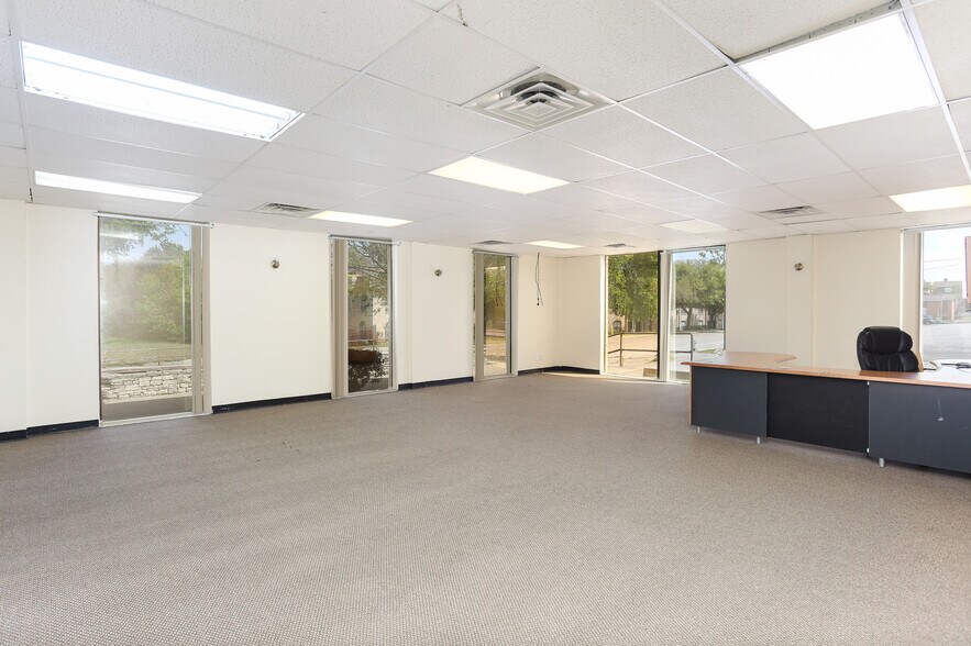 More Photos Of 4139 Gardendale St, San Antonio Office For Sale