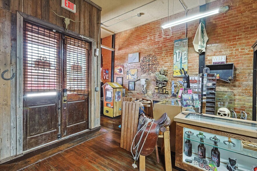 More Photos Of 1426 N Main St, Fort Worth Storefront Retail Office For Lease
