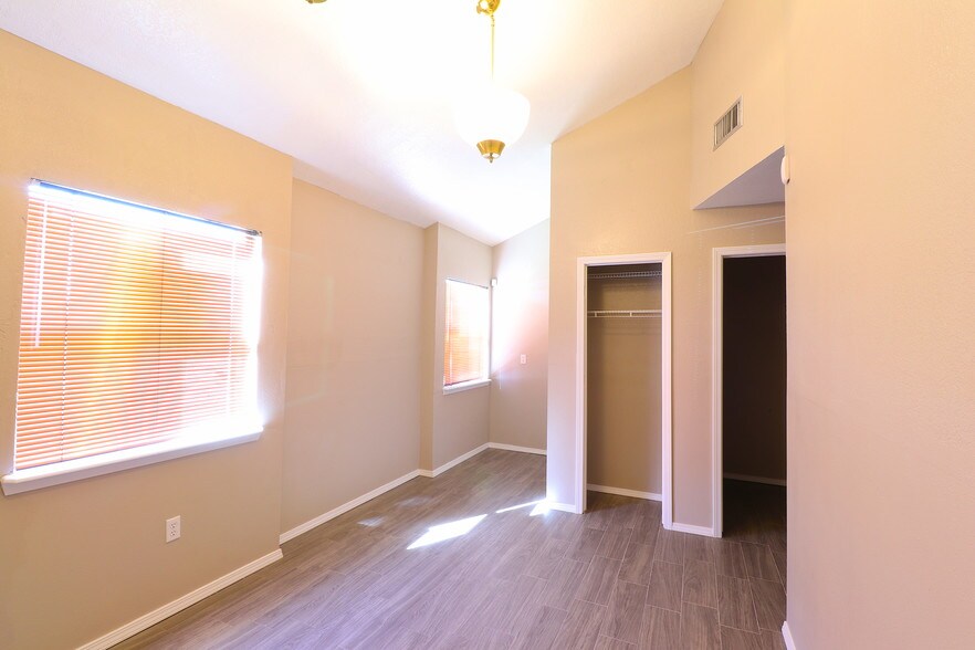 More Photos Of 2000 E Lohman Ave, Las Cruces Office For Lease