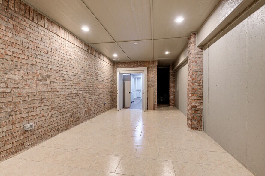 More Photos Of 450 E Main St, Yukon Religious Facility For Sale