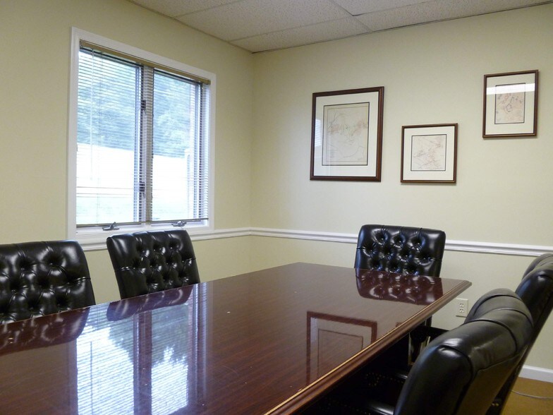 More Photos Of 10688 Crestwood Dr, Manassas Office For Lease