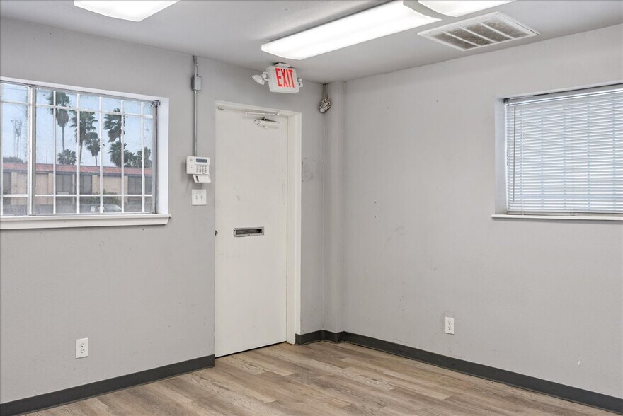 More Photos Of 820 Mcbride Ln, Corpus Christi Warehouse For Lease