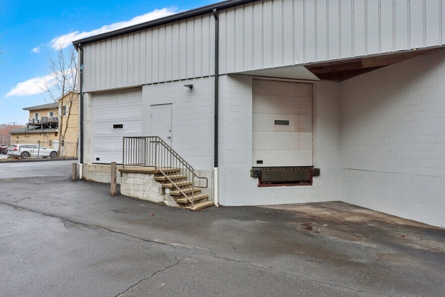 More Photos Of 179 Main St, Monroe Storefront For Lease