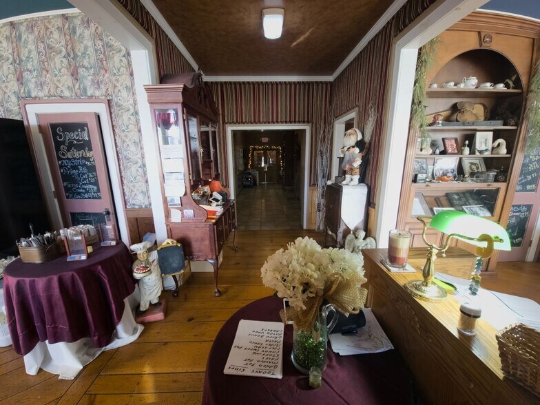 More Photos Of 15 Berkley Rd, Barnesville Restaurant For Sale