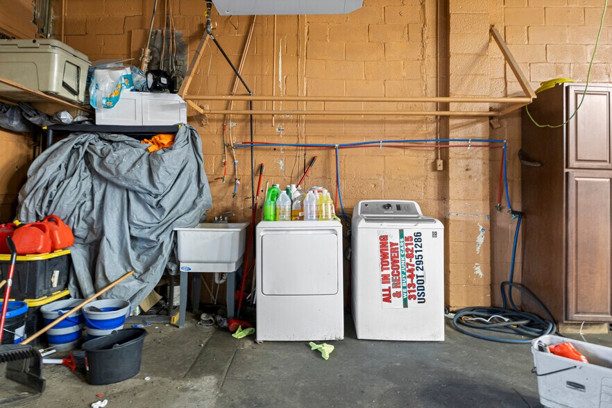 More Photos Of 8301 W Chicago, Detroit Flex For Sale