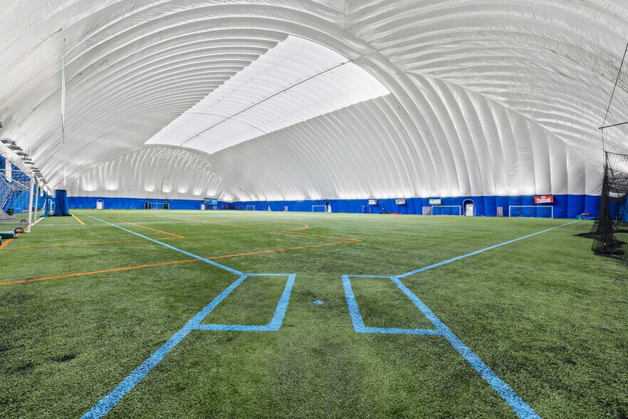 More Photos Of 901 Cannon Rd S, Dundas Sports And Entertainment For Sale