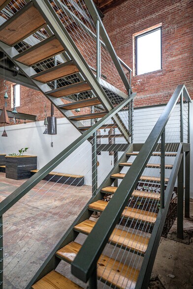 More Photos Of 1611 Washington St, Alexandria Showroom For Sale
