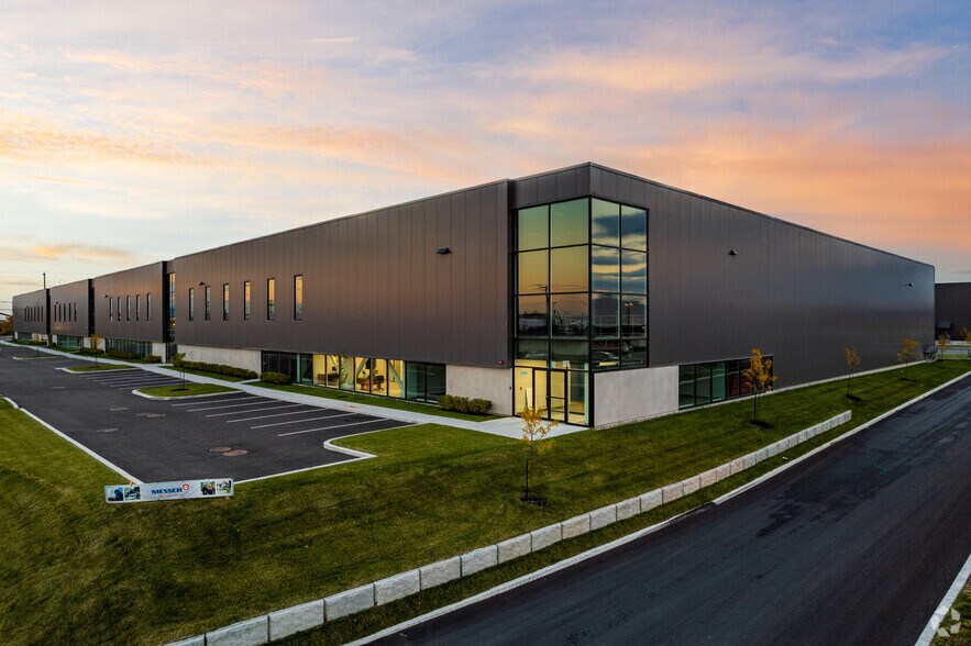 More Photos Of 11235 Boul Métropolitain E, Montréal Distribution For Lease