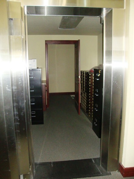 More Photos Of 1715 Pole Line Rd E, Twin Falls Bank For Sale