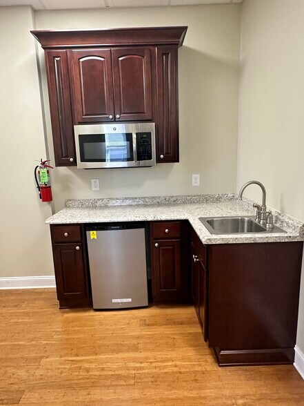 More Photos Of 221 W Main St, Radford Office For Lease