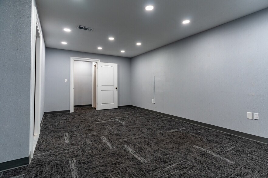 More Photos Of 8701 N Palafox St, Pensacola Flex For Sale