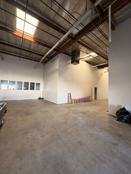 More Photos Of 7931 Deering Ave, Canoga Park Service For Sale