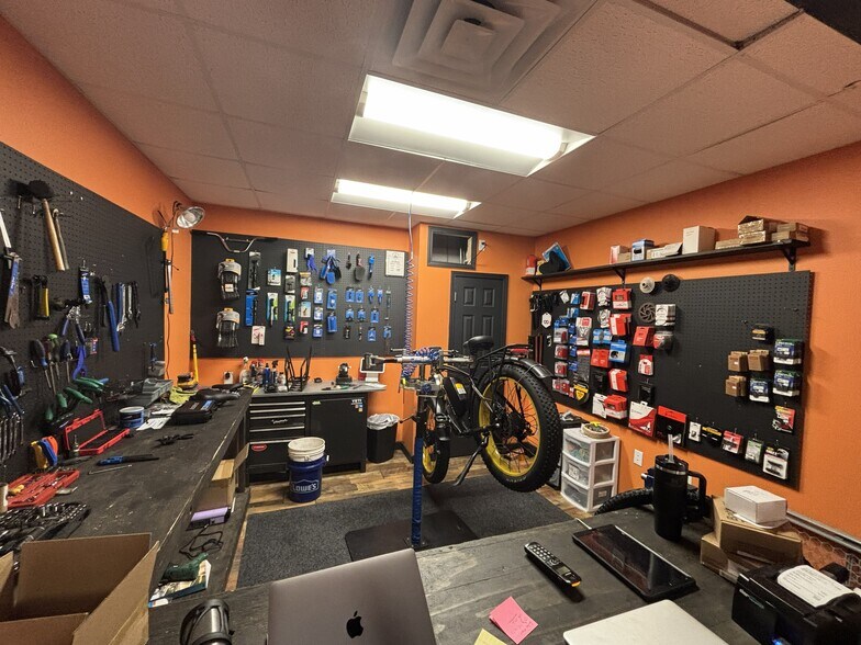 More Photos Of 1008 W Farmer St, Ozark Warehouse For Lease