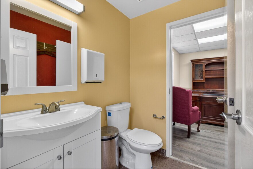 More Photos Of 2039 Indian Rocks Rd, Largo Medical For Lease
