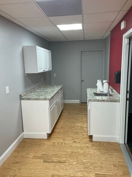 More Photos Of 1622 S Wood Ave, Linden Office For Lease