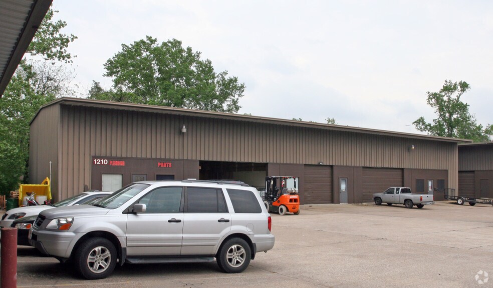 Primary Photo Of 1210 E 1st St, Humble Light Distribution For Lease