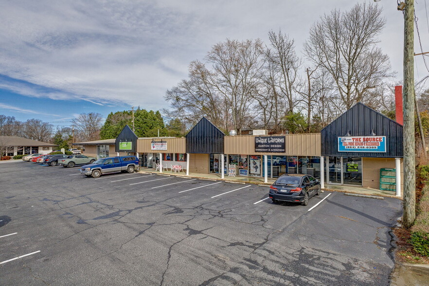 More Photos Of 1122-1126 N Pleasantburg Dr, Greenville Freestanding For Lease