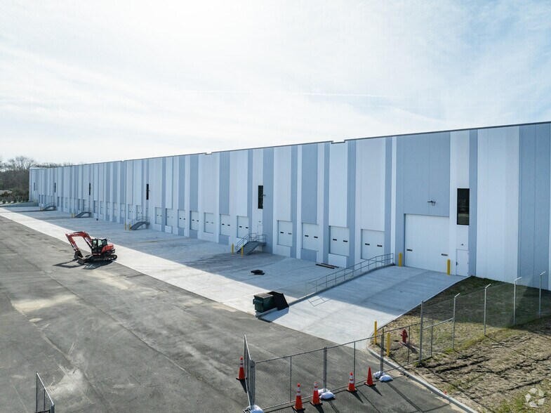 More Photos Of Old Nichols Commerce Ctr, Islandia Distribution For Lease