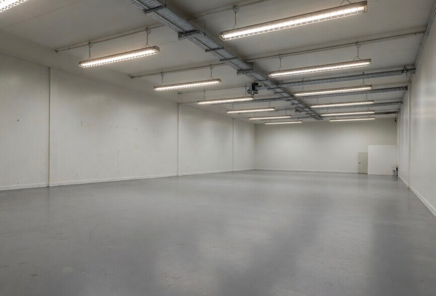 More Photos Of 4225 W Indian School Rd, Phoenix Warehouse For Lease