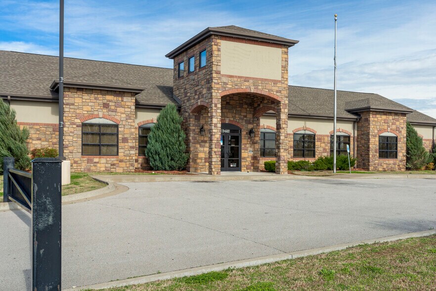 More Photos Of 7447 Riverside Pky, Tulsa Bank For Lease