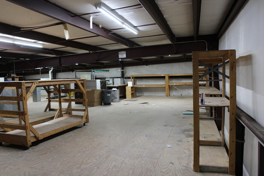 More Photos Of 1116 Grenoble Dr, Bellevue Warehouse For Lease
