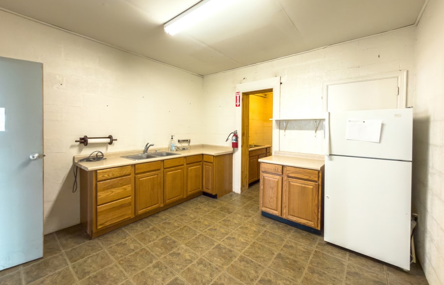More Photos Of 6704 Williamson Rd, Hollins Storefront For Sale