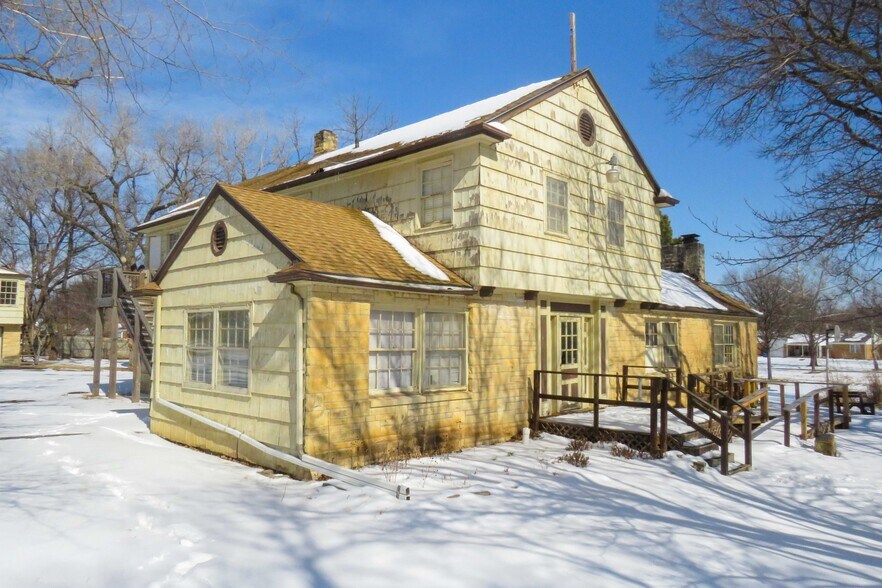 More Photos Of 1245 S Fabrique Dr, Wichita Flex For Sale