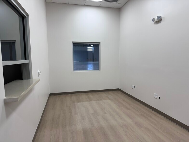 More Photos Of 19926 Kraus Lp, Laredo Distribution For Sale