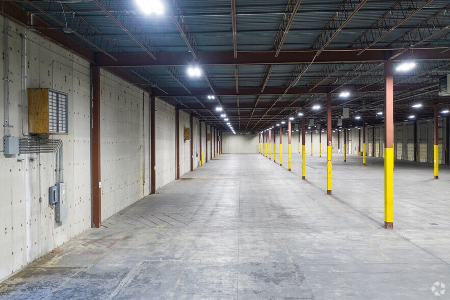 More Photos Of 11651 NW Ambassador Dr, Kansas City Distribution For Lease