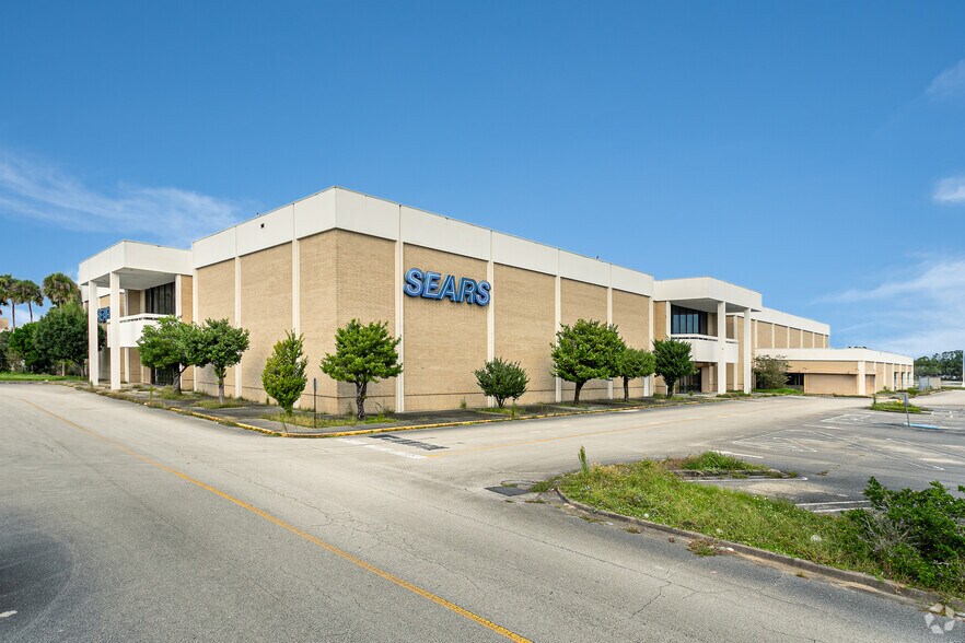 More Photos Of 1700 W International Speedway Blvd, Daytona Beach Department Store For Sale