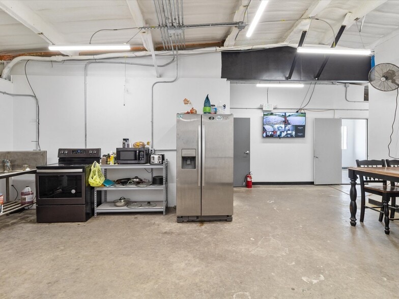 More Photos Of 700 N Main St, Lexington Industrial For Sale